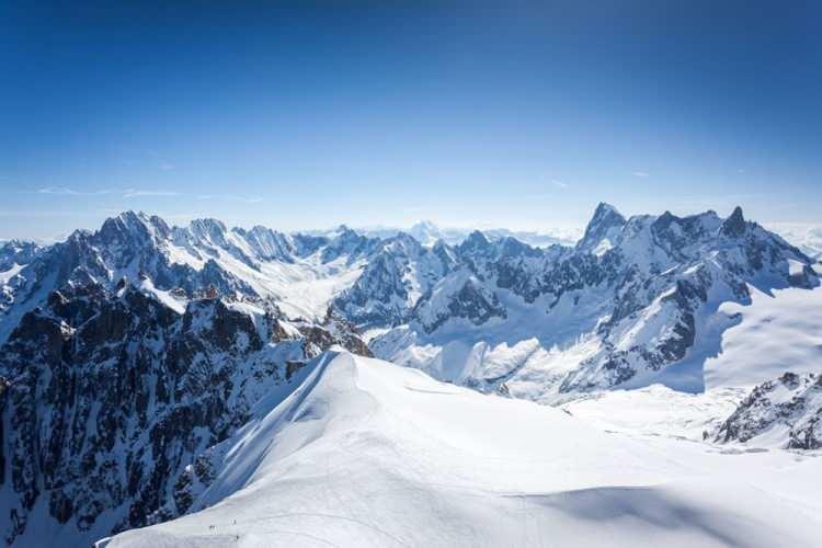 <p>Coğrafya uzmanları Mont Blanc'ın eteklerinde yer alan Saint-Gervais-les-Bains kasabasında düzenledikleri basın toplantısında, "Artık toplanan tüm verilere bakmak ve bu durumu açıklamak için tüm teorileri ortaya koymak bilim insanlarına kalmış" dedi.</p>
