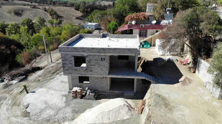 <p>Ne diyeyim ki, gelmişimiz geçmişimiz hepsi yandı kül oldu. Bir taraftan da seviniyoruz çünkü devletimiz yaptırıyor. Zor günler, yağmur yağdı bir gün iki gün başkasının evine gidiyorsunuz. Evimiz yandı bütün yeşil alanlarımız hepsi yandı. </p>