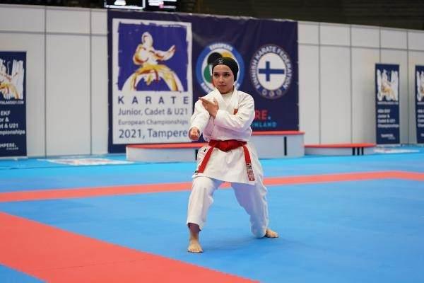 <p>Trabzon Üniversitesi Spor Bilimleri Fakültesi 2'nci sınıfta öğrenim gören Keyda Nur Çolak, 10 yaşında annesinin yönlendirmesiyle kendisini savunmak amacıyla karate sporuna başladı.</p>

