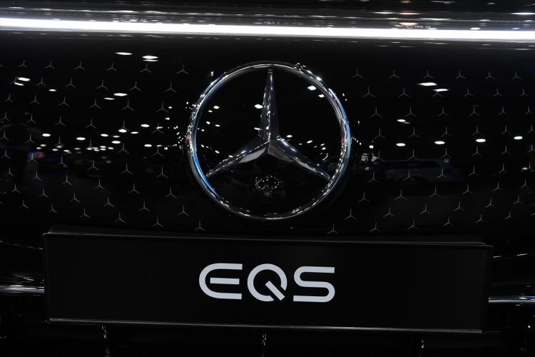 <p>Mercedes'in elektrikli aracı EQS</p>
