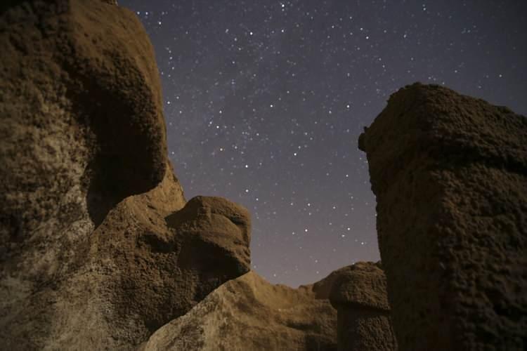 <p>Şanlıurfa'nın Haliliye ilçesi kırsalında bulunan, neolitik dönemin önemli merkezlerinden Karahantepe, gece uzun pozlama tekniğiyle görüntülendi. Ören yerindeki heykeller, dikilitaşlar yıldızlar altında güzel görüntü oluşturdu</p>
