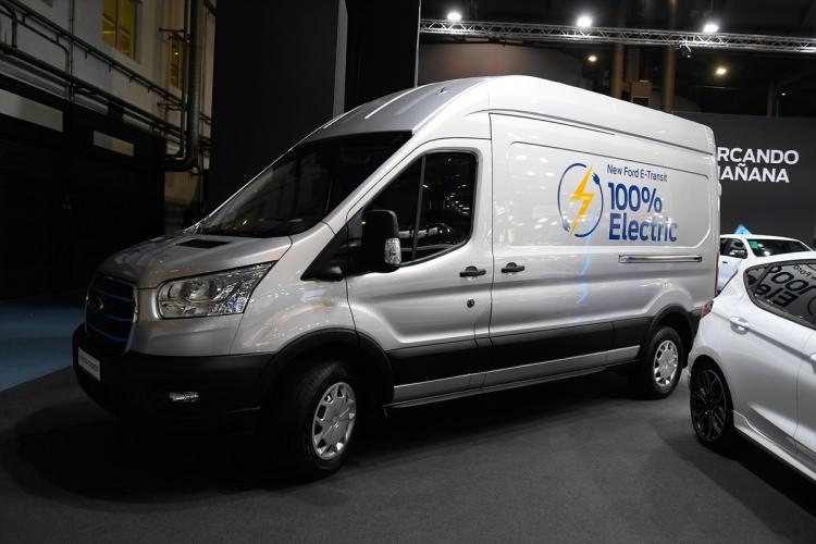 <p>Fuarda Ford elektrikli kamyoneti de sergilendi.</p>
