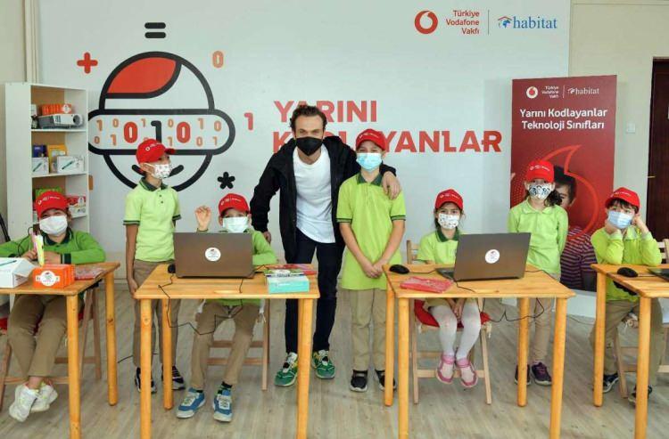 <p>Daha sonra İynemli<strong> "Dijital gelecekte çocuklarımızın en önemli gereksinimlerinden biri kodlama bilgisi olacak. Onun için tüm çocukların kodlamayı öğrenmesi önem taşıyor"</strong> dedi.</p>