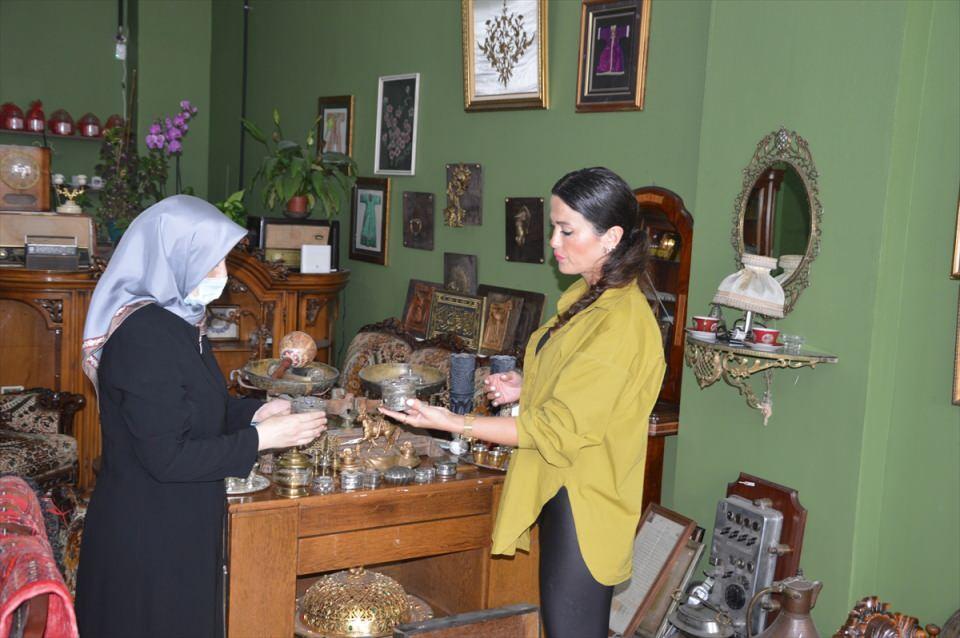 <div>Açtıkları işletmede kafe ve antikacı dükkanı konseptinin bir arada müşteriye sunulduğunu belirten Aktaş, saat, gümüş kaşık, tabak, gramofon, eski radyo, tarihi kılıçlar, Osmanlı duvar saatleri, pikap, tahta bavul ve vazo gibi zamana meydan okuyan yüzlerce çeşit ürünü sattıklarını dile getirdi.</div>
<div> </div>
<div> </div>