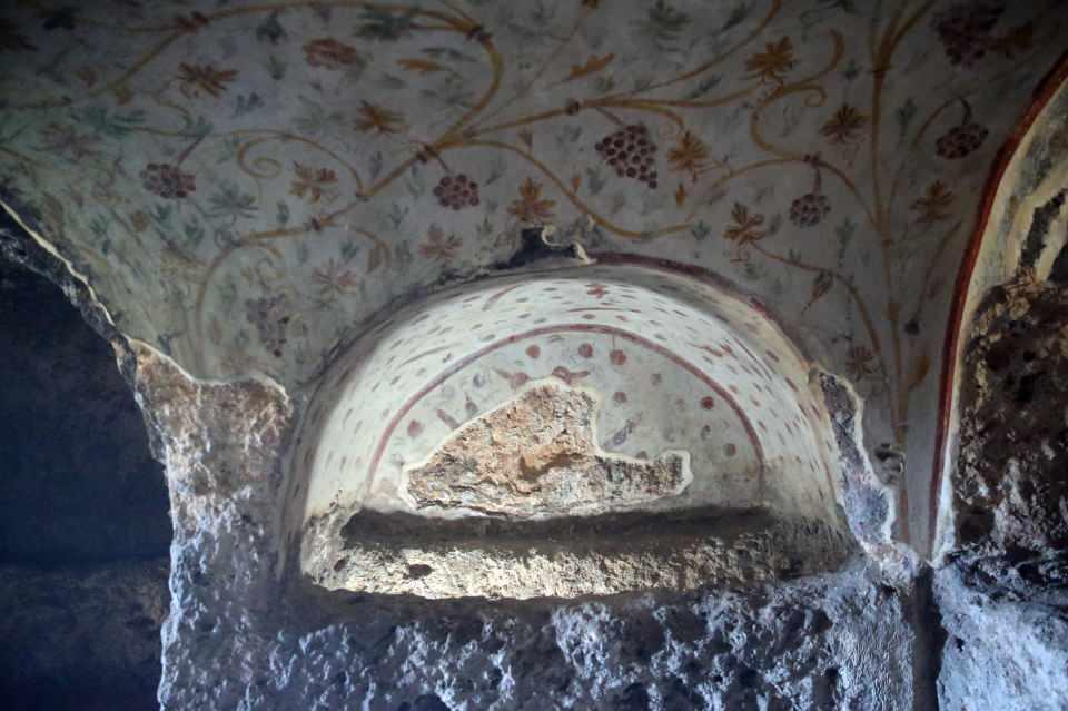 <p>Kazılarda, yaklaşık 1800 yıl öncesine ait olduğu değerlendirilen, duvarları özel motiflerle süslenmiş tek ve çok odalı 400 kaya mezarı tespit edildi.</p>
<p> </p>
