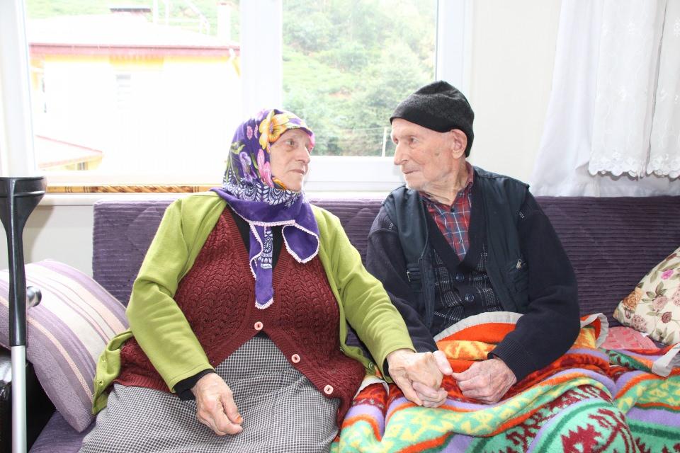 <p><strong>"Tereyağını çok severim"</strong><br />
<br />
Tereyağını çok sevdiğini söyleyen Dursun Ali Keskin, "Önceden 5 ineğimiz vardı. Tereyağını çok severim. Her gün mutlaka bir kaşık tereyağı yerim. Gurbetlerde çok çalıştım. Samsun’a çalışmaya gitmiştim. Atatürk vapurla gelmişti. Orada gördüm kendisini. Gençti. Cumhuriyet ilan edildiğinde Of’taydım. Burada kutlamalara katıldım" diye konuştu.</p>