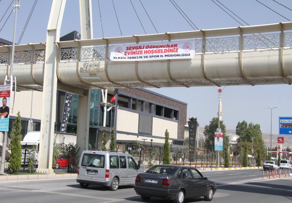 <p> İyi hissettirdi” diye konuştu.<br />
Fırat Üniversitesi Görsel İletişim Tasarımı Bölümü 3’üncü sınıf öğrencisi Serdar Sayar ise, “Ben bir haftadır Elazığ’dayım fakat bugün sabah pankartları gördüm. Çok hoşumuza gitti. </p>