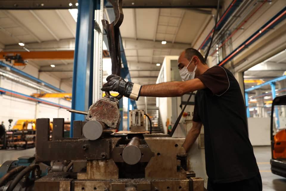 <div>Ürünlerine Avrupa'dan talep geldiğini belirten Alkan, şunları kaydetti:</div>
<div>"Afrika, Avustralya, Balkan ülkeleri ile Yeni Zelanda'ya da yerli ve milli kırıcılarımızı gururla sunuyoruz. Gittikçe artan bir hızla üretim ağımızı genişletiyoruz.</div>