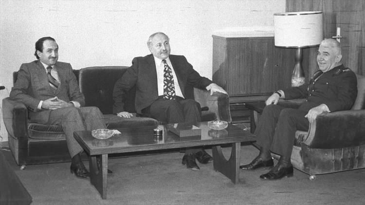 <p>Dönemin İçişleri Bakanı Asiltürk, Başbakan Yardımcısı Necmettin Erbakan ile 20 Mart 1976'da Kara Kuvvetleri Komutanı Orgeneral Namık Kemal Ersun'u ziyaret etti. </p>
