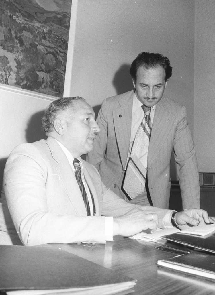<p>Dönemin Milli Selamet Partisi (MSP) Genel Başkanı Necmettin Erbakan, 13 Temmuz 1977'de parti Genel Sekreteri Oğuzhan Asiltürk ile birlikte. </p>

