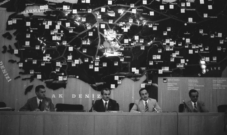 <p>Dönemin Sanayi ve Teknoloji Bakanı Asiltürk (sağ 2), 28 Temmuz 1977'de düzenlenen basın toplantısında konuştu.</p>
