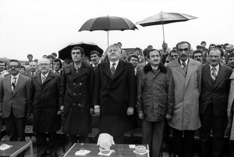<p>Dönemin Sanayi ve Teknoloji Bakanı Asiltürk, 1 Ekim 1977'de Devlet Bakanı ve Başbakan Yardımcısı Necmettin Erbakan (ortada) ile Yozgat'ta çimento fabrikasının açılış törenine katıldı. </p>

