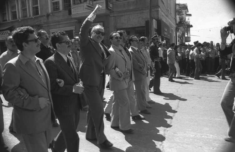 <p>Asiltürk, 24 Haziran 1978'de Milli Selamet Partisi (MSP) Genel Başkanı Erbakan ile partisince Antalya'da düzenlenen mitinge katıldı</p>