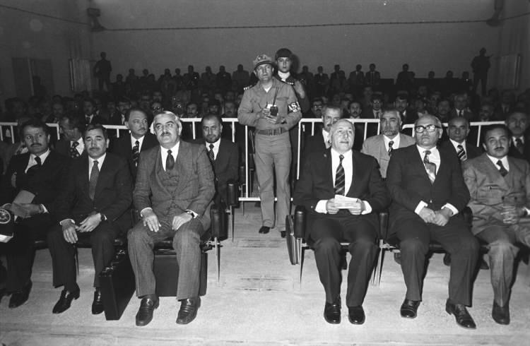 <p>Asiltürk, 24 Nisan 1981'de laikliğe aykırı davranmak suçundan Milli Selamet Partisi (MSP) Genel Başkanı Necmettin Erbakan ve 33 arkadaşıyla birlikte Ankara Sıkıyönetim Komutanlığı 1 Nolu askeri Mahkemesi'nce yargılanmaya başladılar.</p>