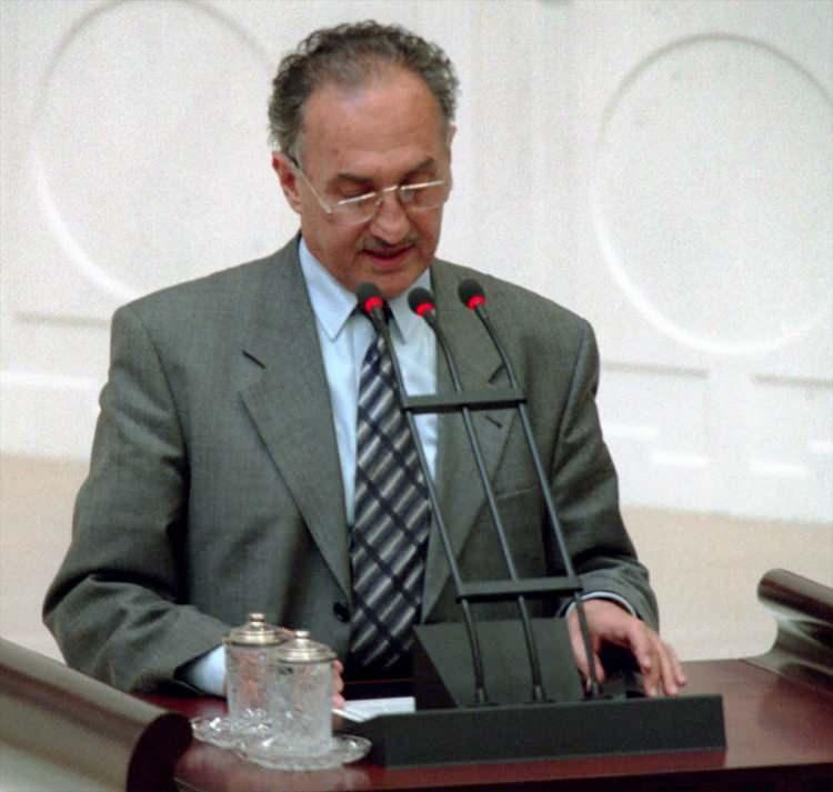 <p>Fazilet Partisi Malatya Milletvekili Asiltürk, 18 Nisan 1999'da TBMM 21. Dönem Milletvekili olarak yemin etti.</p>