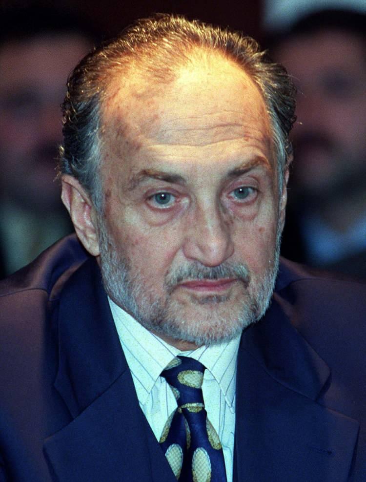 <p>Fazilet Partisi (FP) Genel İdare Kurulu (GİK) Üyesi Asiltürk, 28 Aralık 2000'de Ankara'da partililerle bayramlaştı. </p>