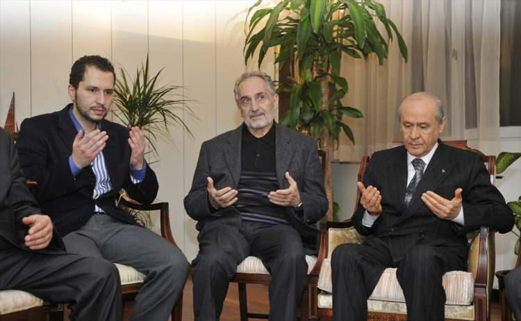 <p> Asiltürk, 27 Şubat 2011'de dönemin Saadet Partisi Genel Başkanı Erbakan'ın vefatı üzerine MHP Genel Başkanı Devlet Bahçeli'nin taziye ziyaretini Fatih Erbakan (solda) ile birlikte kabul etti.</p>