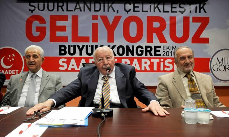 <p>Dönemin Saadet Partisi Yüksek İstişare Kurulu üyeleri Asiltürk (sağda) ve Ahmet Tekdal (solda), Genel Başkan Necmettin Erbakan ile partisinin genel idare kurulu toplantısına katıldı</p>