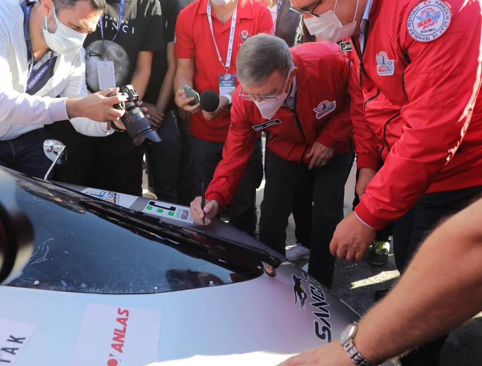 <p>Prof. Dr. Sancar, daha sonra 4X4 çeker sistemine sahip tamamen elektrikli SUV sınıfı TOGG'un direksiyonuna geçti. TOGG CEO'su Gürcan Karakaş da Sancar'a eşlik etti. Sancar'a, fabrikanın tam kapasiteye geçtiğinde yıllık 175 bin araç üretecek şekilde tasarlandığı bilgisi verildi. Prof. Dr. Sancar, Amerika'da elektrikli araçların evde de şarj edildiğini söyledi. Bunun üzerine Prof. Dr. Sancar'a, "Evet, o bizde de mümkün. Eve koyduğunuzda bir gecede şarj edebileceksiniz" bilgisi verildi.</p>

<p> </p>
