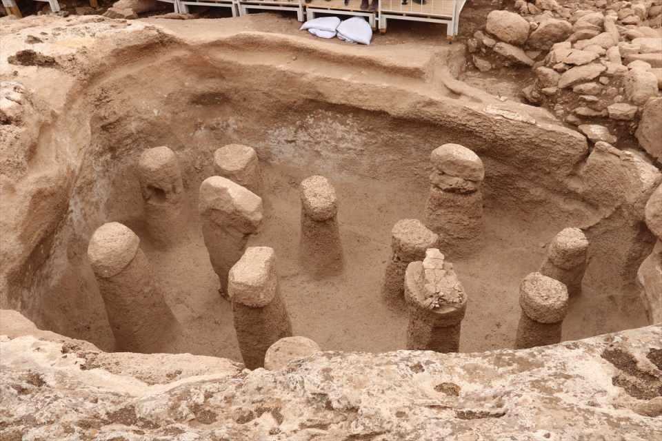 <p>Şanlıurfa'nın Haliliye ilçesi kırsalında bulunan ve neolitik dönemin önemli yerleşimleri arasında yer alan Karahantepe'de gün yüzüne çıkarılan eserler, 11 bin yıl önce yaşamış insanların sanatsal becerilerini gözler önüne seriyor.</p>

<p> </p>
