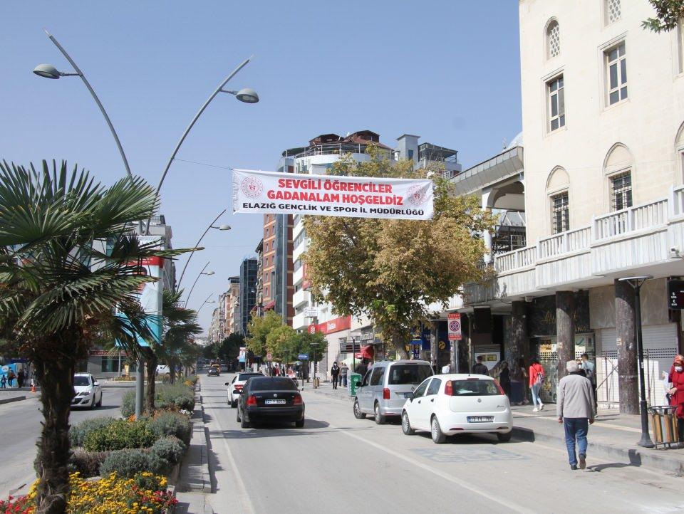 <p> Yurtlara kayıt yaptıran öğrencilere orcik, badem şekeri ve Ağın leblebisi ikram edildi.<br />
Ülke genelinde olduğu gibi Fırat Üniversitesi'nde de pandemiden dolayı dersler uzun süredir uzaktan eğitim modeliyle yapılıyordu. YÖK’ün yüz yüze eğitim kararanın ardından öğrenciler Elazığ'a gelmeye başladı. </p>
