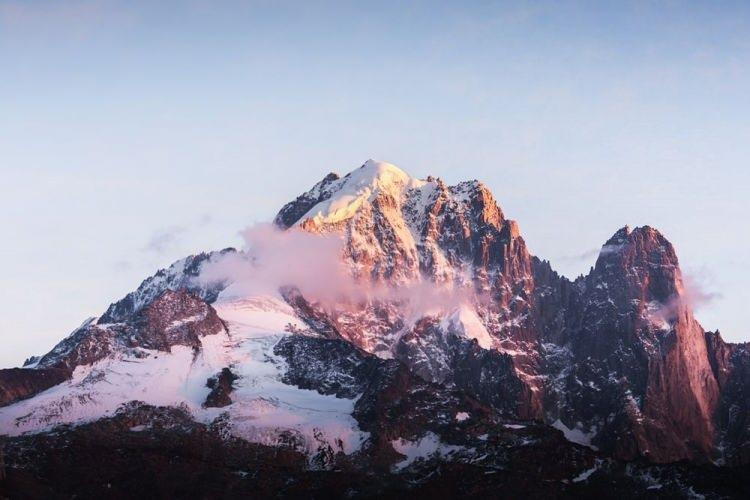 <p>Fransa ile İtalya sınırında yer alan ve Avrupa kıtasının en yüksek dağı olan Mont Blanc’ın zirvesinin yeniden alçaldığı açıklandı.</p>
