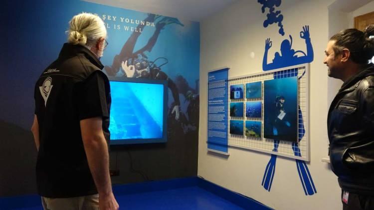 <p>Törene, Çanakkale Valisi İlhami Aktaş, AK Parti Çanakkale Milletvekili Jülide İskenderoğlu, Fransa Savunma Ateşesi Albay Philippe Boulogne, Türkiye Su Altı Sporları Federasyonu (TSSF) Başkanı Prof. Dr. Şahin Özen, proje ekibi ve protokol üyeleri katıldı.</p>
<p> </p>