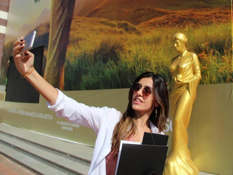<p>Vatandaşa hizmet etmek yerine her yere heykel diken CHP'li belediyelerin son durağı bu kez de Antalya oldu. Bu yıl 58’incisi düzenlenecek Antalya Altın Portakal Film Festivali’ne özel, kentin belirli noktalarına 58 Venüs heykeli dikildi.</p>
