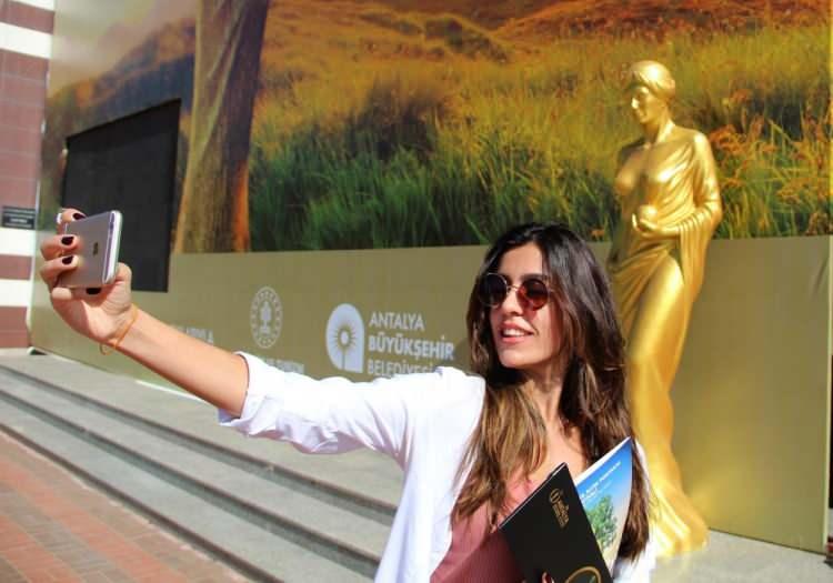 <p>Pandemi önlemlerinin üst seviyede olacağı tüm film gösterimleri açık hava sinemalarında yapılacak festivalin 57’nci yılına özel 57 adet heykel, kentin ana arterleri, havalimanı ve otogar kısımlarına yerleştirildi.</p>