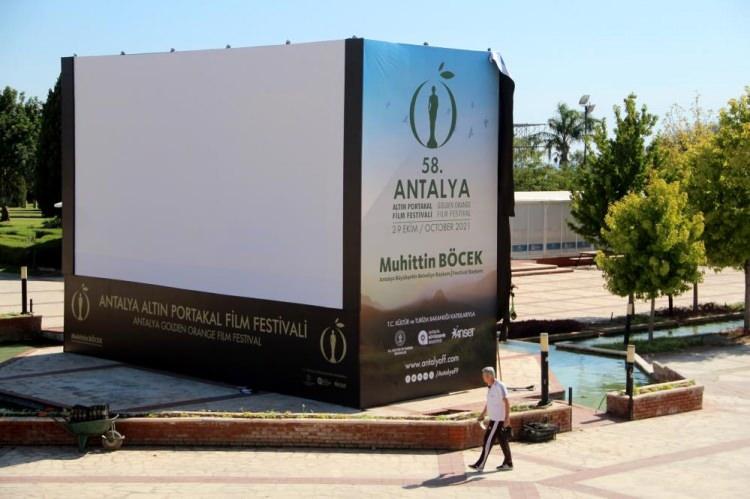 <p><strong>Festivalin yaklaştığını anlıyoruz"</strong></p>
<p>Egemen Yüzbaşı adlı vatandaş, Venüs heykellerinin yerleştirilmesinin kente ayrı bir hava kattığını belirterek, “Bu heykelleri görünce festivalin yaklaştığını anlıyoruz. Filmleri de merak ediyoruz. Heykellerde çok güzel” dedi.</p>