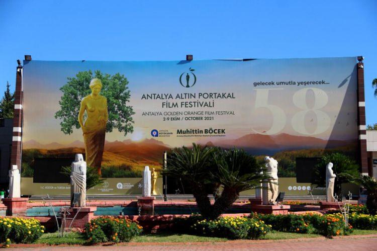 <p>Antalya Büyükşehir Belediye Başkanı Muhittin Böcek’in başkanlığını üstlendiği, idari direktörlüğünü Cansel Tuncer’in, yönetmenliğini Ahmet Boyacıoğlu’nun, sanat yönetmenliğini Başak Emre’nin üstlendiği festivalde, Antalya Film Forum’un direktörlüğünü Müge Özen ve Pınar Evrenosoğlu yürütüyor.</p>