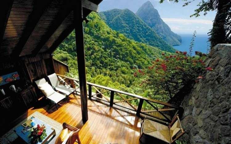 <p>Karayipler - Okyanusu dağların arasından gören yeşiller içindeki doğayı gören muhteşem bir oda.</p>
