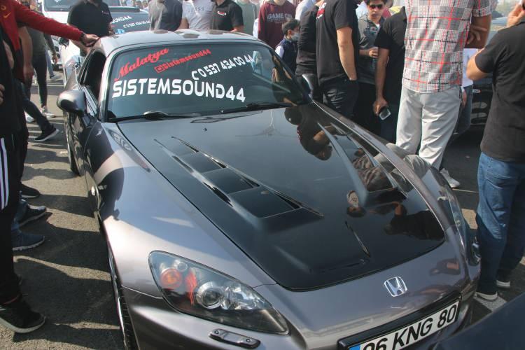 <p>Ataşehir Hicret Mahallesi Yeni Güney Çevreyolu bağlantısında düzenlenen festivale 500'ün üzerinde araç ve motosiklet katıldı. </p>
