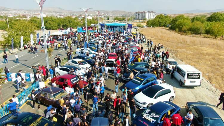 <p> Festivalde araç güzellik, ses desibel ve air süspansiyon yarışması düzenlenirken, birinci olan araçların sahiplerine hediye verildi.<br />
</p>