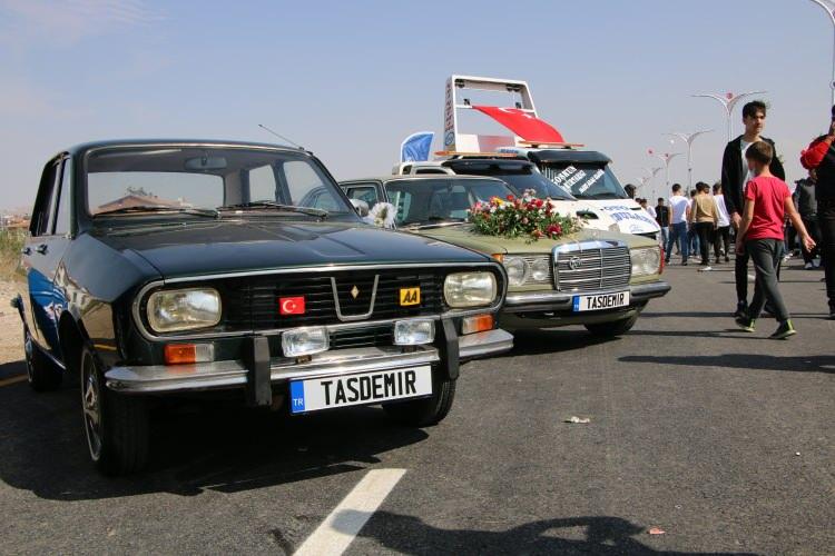 <p>Elazığ Belediyesi tarafından yapılan festivalin çok güzel olduğunu aktaran katılımcı Çağrı Şeker, “Elazığ Belediyemiz bize böyle bir yer yaptığı için teşekkür ederiz. Yoğun bir katılım vardı, güzel geçti. İnşallah daha da iyileri olacak” diye konuştu.</p>
