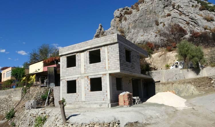 <p>Yanan evlerinin yıkılarak devlet tarafından yenisinin yapılmaya başlandığını ifade eden Feride Torşahin, “Evlerimiz yandı, sebebini şu anda bilmiyoruz. Biz de gerçekten çok kötü durumda kaldık. Evlerimizi de şükürler olsun devlet yapıyor. Kaba işi hemen hemen bitti sayılır. Duvar örmeye sıva işine falan başlayacaklar. </p>