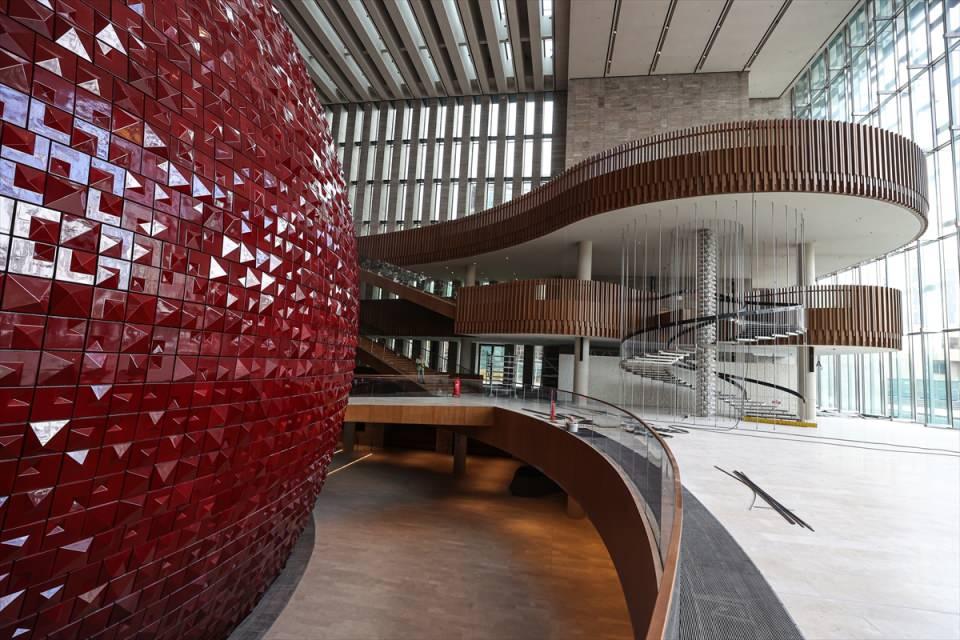 <p>Yeni AKM'de bulunan büyük salon olarak adlandırılan opera salonu yaklaşık 4 bin 500 metrekare fuaye alanına ve 2040 kapasiteli salona sahip. Salonun sahnesindeki çukur ise 118 kişilik dev bir orkestrayı alabilecek büyüklükte.</p>
<p> </p>