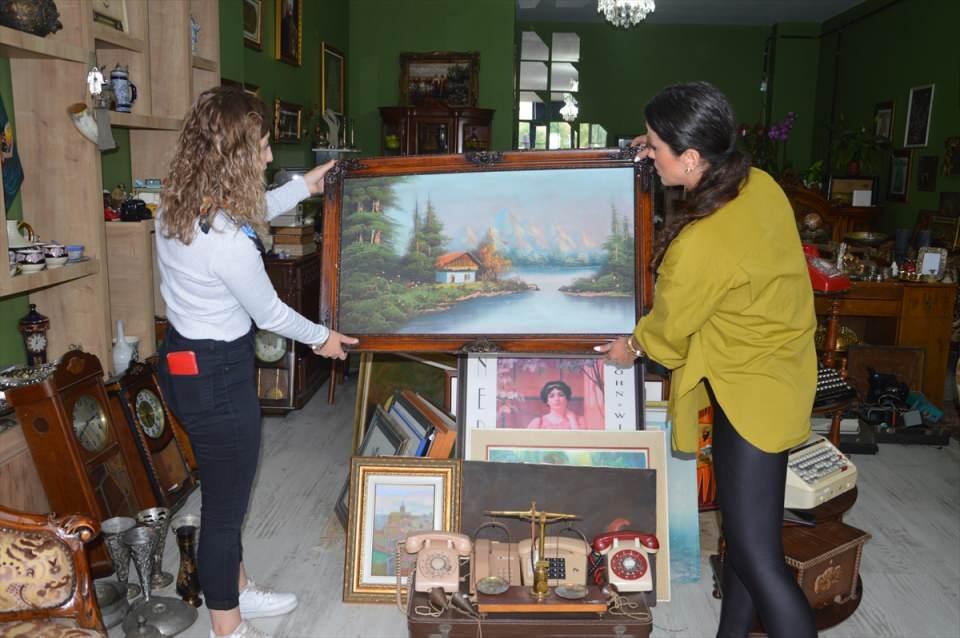 <p>Aktaş, antika eşyalarla çocukluklarına dönen müşterilerine nostaljik tatlılar ikram ettiklerini söyledi.</p>
<p> </p>