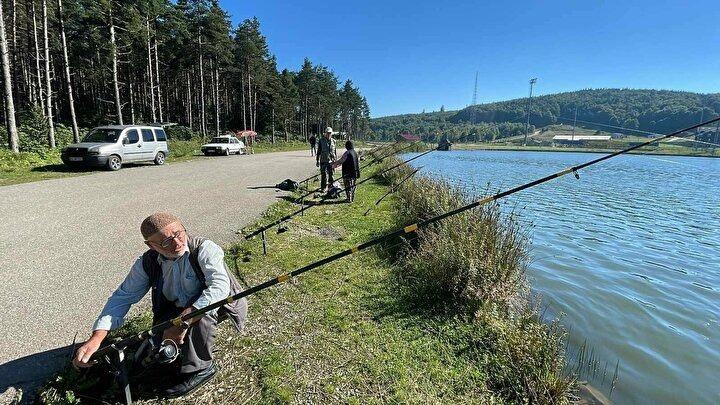 <p><strong>Çocuğu ile birlikte balığa gittikleri bir gün eşinin de kendileri ile geldiğini ve o gün bugündür kurtulamadığını belirten Sert, "İznik'in Çerkeşli barajında bir gün oğlanla birlikte balığa gittik. O gün hanım da peşimize geldi. Balığa gelince hastalandı bu işe. Bir daha kurtulamadı. O gün bugündür evde durmak istemiyor. Hep balığa gitmek istiyor. 10 gün kalsak eve gitmek istemiyor. Çok seviyor buraları" dedi.</strong></p>