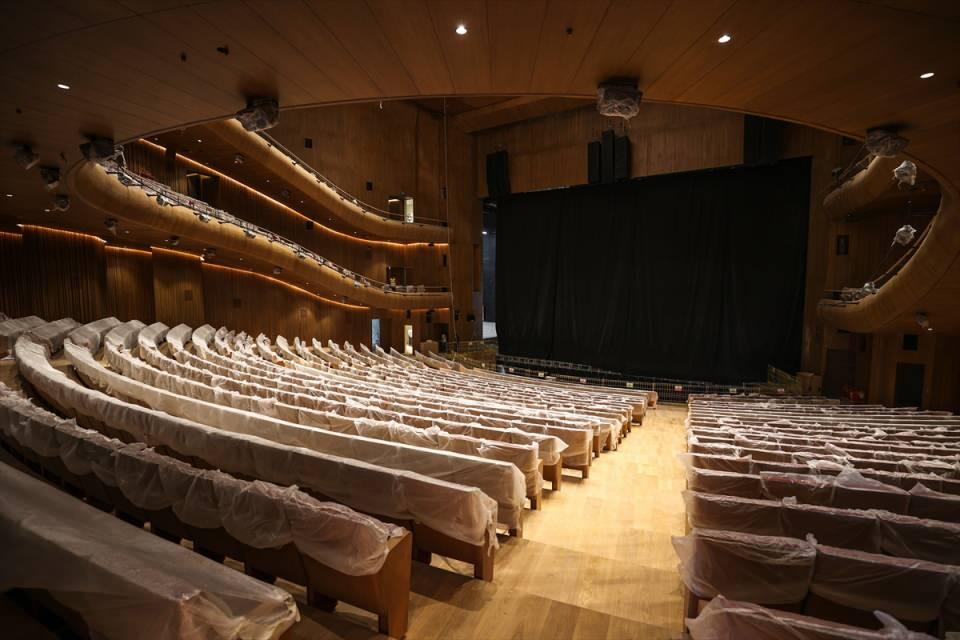 <p>Ayrıca AKM'deki salonların hepsi akustik olarak dizayn edilerek kurulacak orkestra kabuğu ile konser verilmesine de olanak sağlıyor.</p>

<p> </p>

