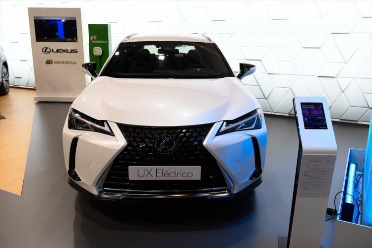 <p>Lexus UX</p>
