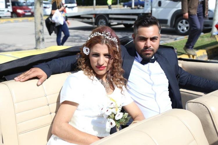 <p><span style="color:rgb(51, 51, 51)">"Çok mutlu oldular"</span><br />
<span style="color:rgb(51, 51, 51)">Nikah işlemi sonrası açıklama yapan Tahir Büyükakın, "Milletimizi millet yapan en önemli unsurlardan en birini olanı ailedir.</span></p>