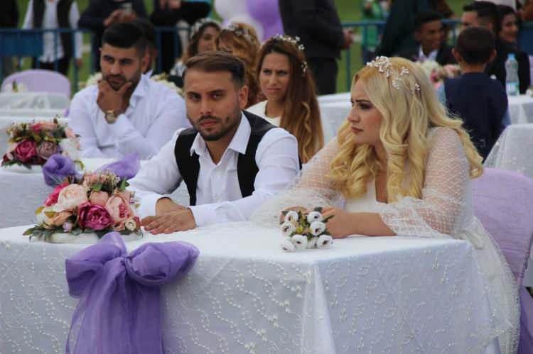 <p><span style="color:rgb(51, 51, 51)">Güçlü aileler üzerine inşa edilmiş güçlü milletimiz var. Güçlü aileler medeniyetimizin gelecek nesillere aktarılmasında önemlidir. </span></p>