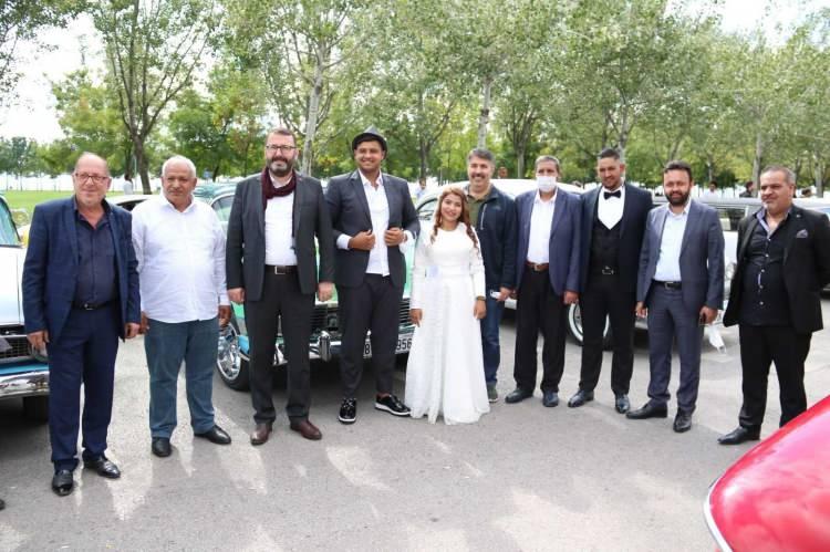 <p><span style="color:rgb(51, 51, 51)">Rabia Sevim ile hayatını birleştiren Fatih Turan, "Bugün çok mutluyum. En mutlu günüm diyebilirim. Bu güzel günde bizleri yalnız bırakmayan herkese teşekkür ediyorum. Allah razı olsun, Allah onları başımızdan eksik etmesin. Onları çok seviyoruz" dedi.</span></p>
