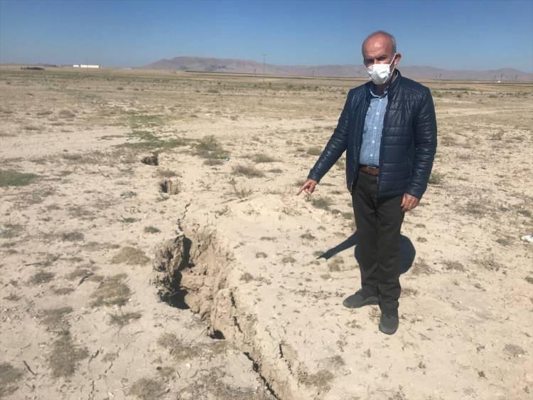 <p>Yer altı su seviyesindeki azalmaya bağlı oluşan yarıkların, bazı kırsal mahalleleri de tehdit ettiğine işaret eden Eren, şöyle konuştu: "2000'li yıllardan bu yana, aşırı su kullanımı ve küresel ısınmaya bağlı olarak yer altı suyunda önemli düşüşler başladı.</p>