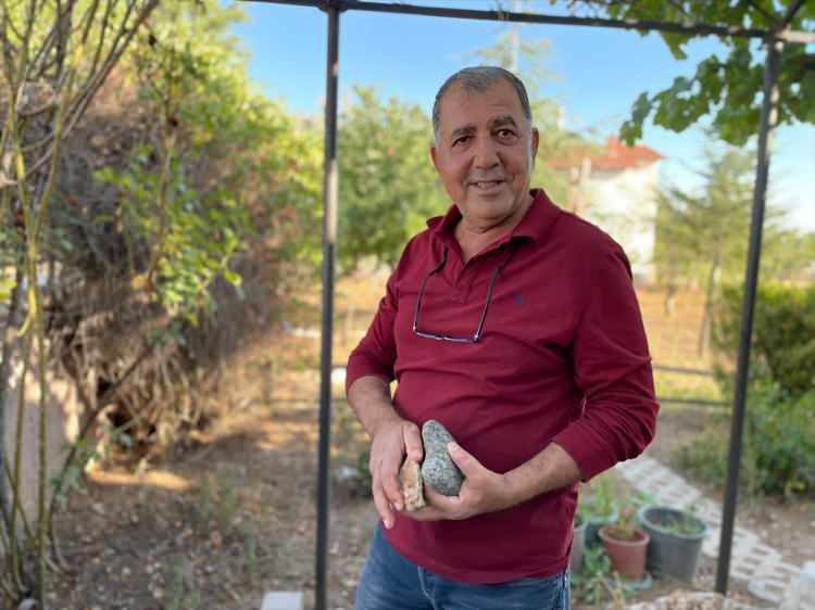<p>Konya Kapalı Havzası'nın kenarlarında yüzey faylanmalarına rastlandığını aktaran Eren, şöyle devam etti: "Tuzlukçu ilçesi Çöğürlü mahallesinde tümünü inceleyemedik ancak 400 metrelik bölümünde yüzey deformasyonlarına rastladık. Burada köyün yakın kesiminde oluşmuş, yerleşim yerinden boydan boya geçiyor." dedi.</p>