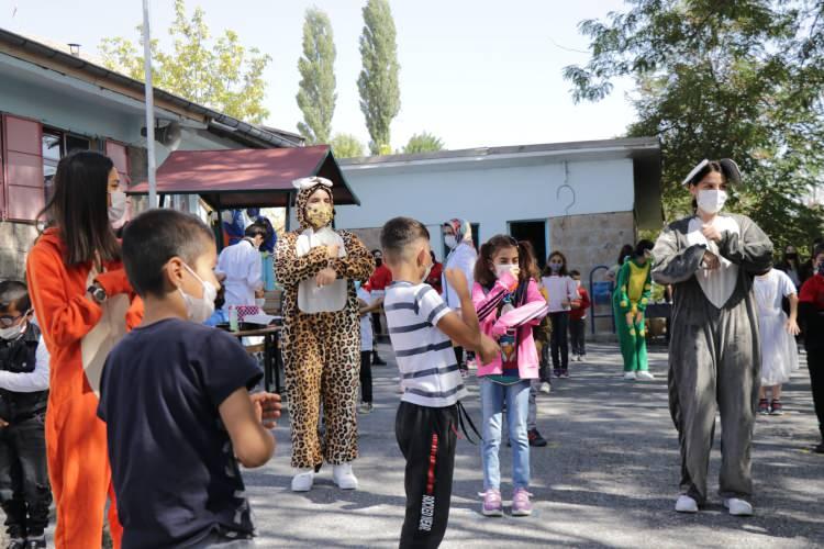 <p>Yiyecek ve içecek hizmetleri bölümü öğrencileri de okullarında hazırladıkları pastayı Akin İlkokulu bahçesinde keserek, eylül ayında doğan çocukların doğum gününü kutladı. </p>