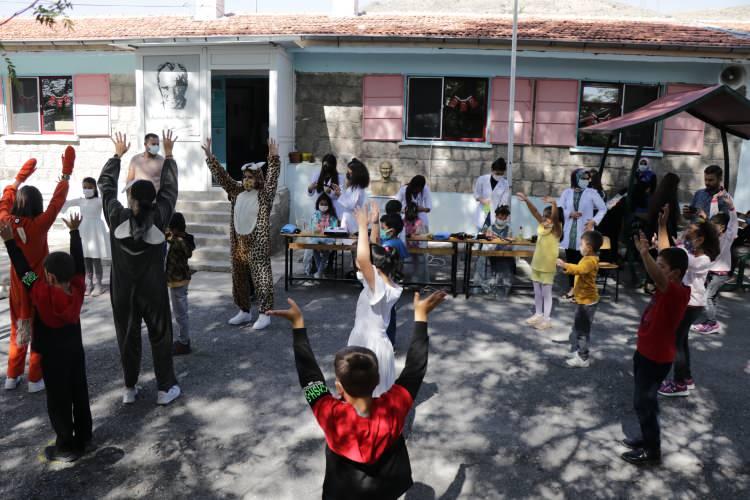 <p>Büro yönetimi bölümünde okuyan liseliler ise 'Her köye bir kütüphane' sloganıyla köy okulunda kütüphane oluşturdu. Grafik tasarım öğrencileri, ilkokul öğrencilerinin ellerine fırça vererek ebru sanatıyla tanıştırdı.</p>