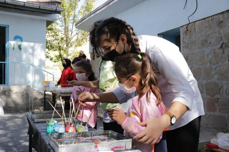 <p>Küçük öğrenciler, liseli abla ve ağabeylerinin düzenlediği etkinliklerden büyük keyif alırken, misafir öğrenciler de öğrendiklerini uygulamanın tadını çıkardı. Dağıtılan balonlarla oynayan, şarkılara eşlik eden ve saç bakımı yapılan öğrenciler, gönüllerince eğlendi.</p>