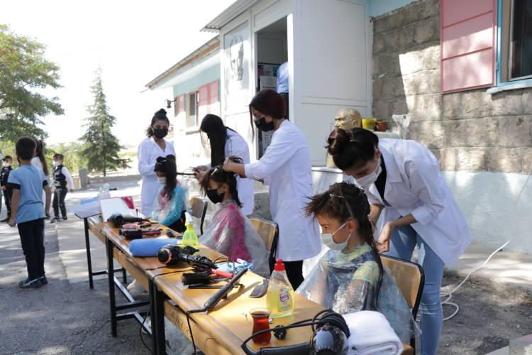 <p>Projenin koordinatör öğretmeni Fuat Aydın, AA muhabirine, meslek lisesi öğrencilerinin alanlarında elde ettikleri bilgi ve becerileri kırsaldaki çocuklarla değere dönüştürmeyi amaçladıklarını söyledi.</p>